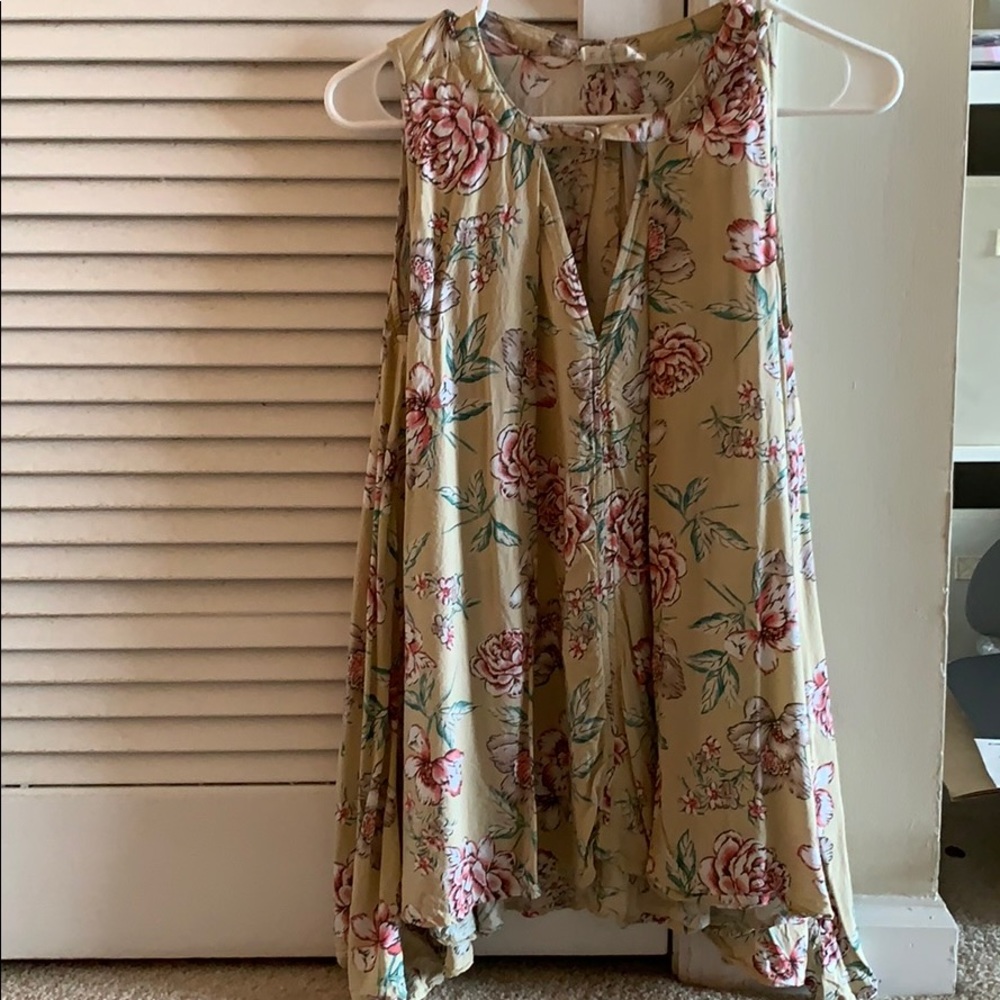 Cute flowy floral patterned top!